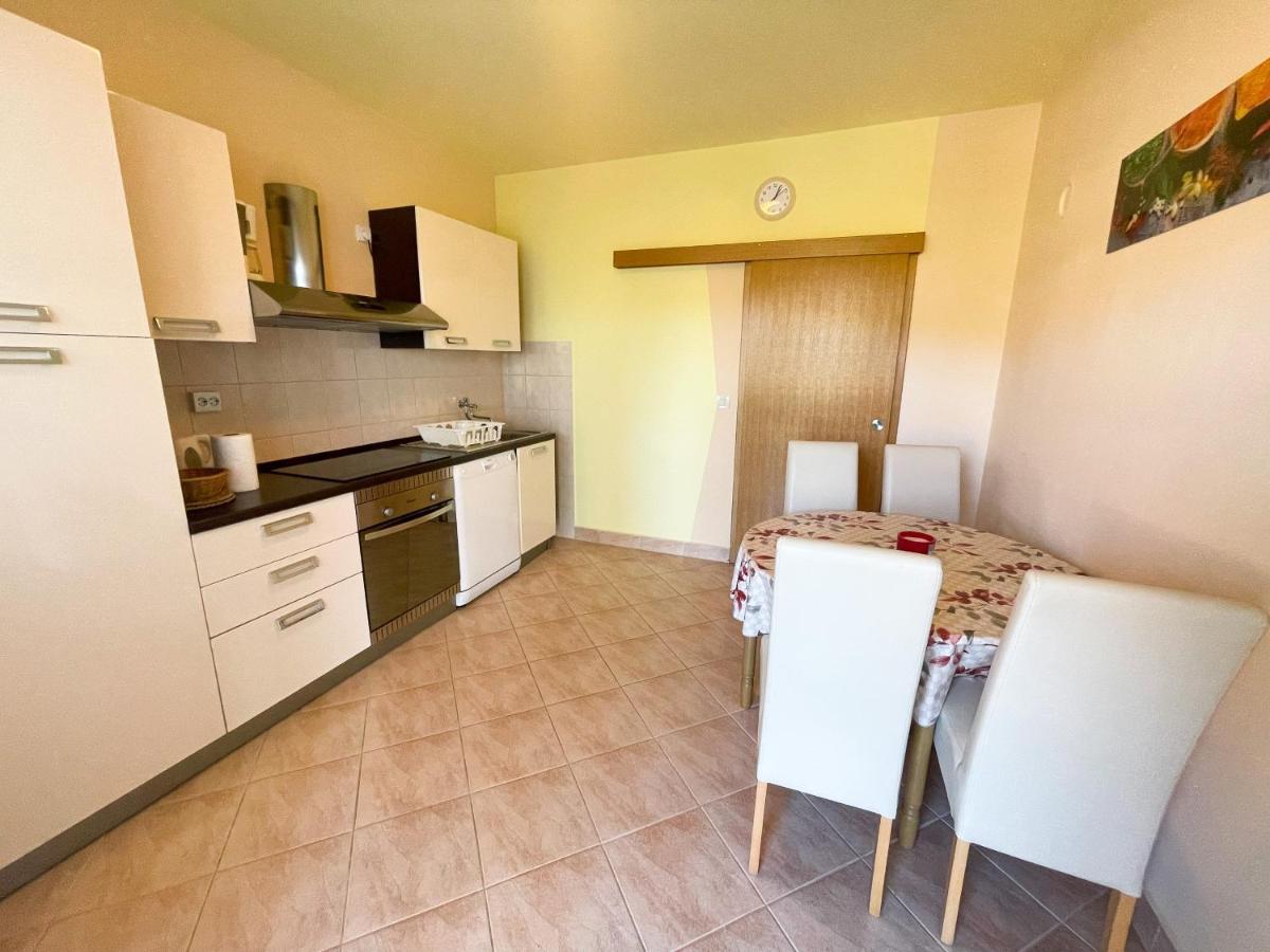 Apartmani Combaj Jadranovo Buitenkant foto